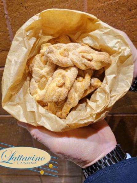 Treccine dolci con mandorle